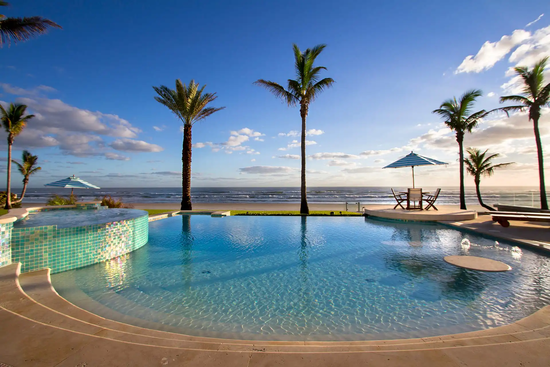 Inifinity-edge-pool-overlooking-the-Atlantic-Ocean.jpg