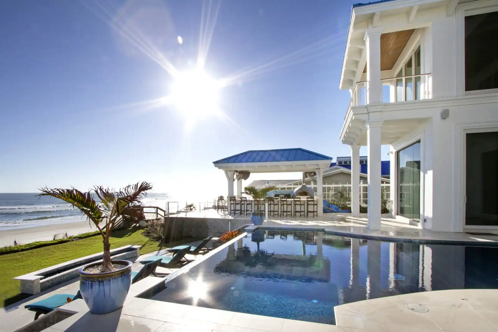 Pool-with-infinity-edge-and-cabana-bar-on-the-Atlantic.jpg