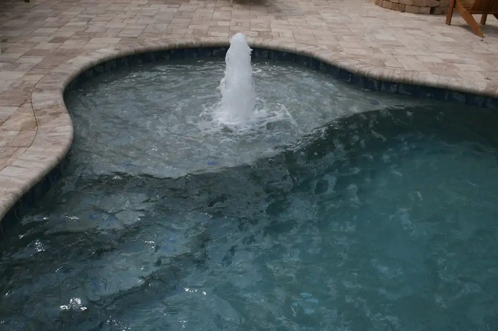 pool_with_sun_shelf_and_bubbler.jpg