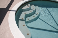 freeform-pool-stairs-and-seating-area